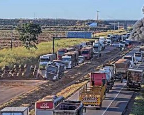 Caos na BR-163: acidentes com carretas interditam pistas e provocam incêndio em Rondonópolis