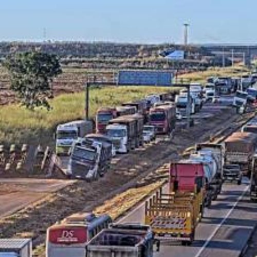 Caos na BR-163: acidentes com carretas interditam pistas e provocam incêndio em Rondonópolis