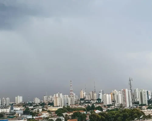 Alerta laranja coloca Cuiabá em vigilância: temporais e risco de alagamentos mobilizam equipes da Defesa Civil