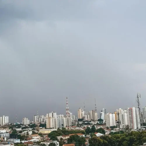 Alerta laranja coloca Cuiabá em vigilância: temporais e risco de alagamentos mobilizam equipes da Defesa Civil