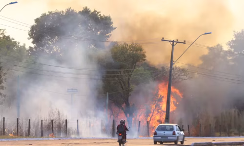 Fogo mobiliza força-tarefa perto do Aeroporto Marechal Rondon e consome 95 mil litros de água