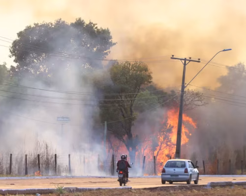 Fogo mobiliza força-tarefa perto do Aeroporto Marechal Rondon e consome 95 mil litros de água