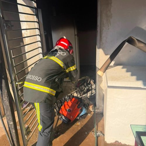 Incêndio mobiliza Bombeiros após chamas atingirem residência