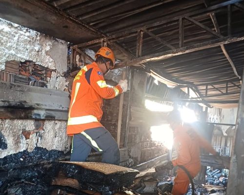 Incêndio de grandes proporções destrói estabelecimento comercial e mobiliza bombeiros por mais de seis horas em Cuiabá