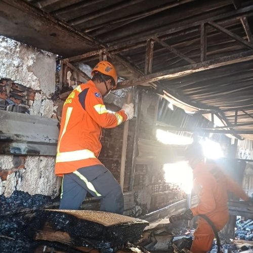 Incêndio de grandes proporções destrói estabelecimento comercial e mobiliza bombeiros por mais de seis horas em Cuiabá