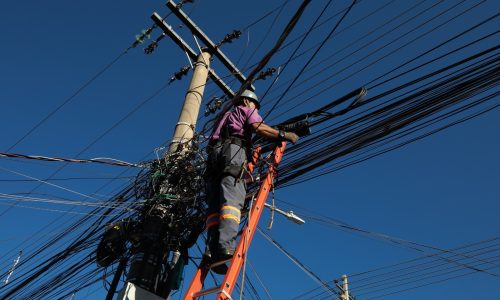 Operação remove mais de 1 km de cabos irregulares e reforça segurança no Centro de Cuiabá