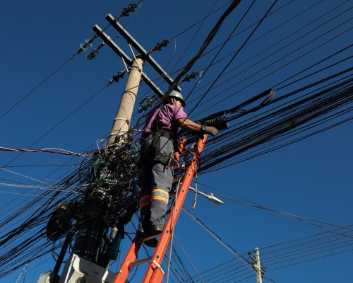 Operação remove mais de 1 km de cabos irregulares e reforça segurança no Centro de Cuiabá