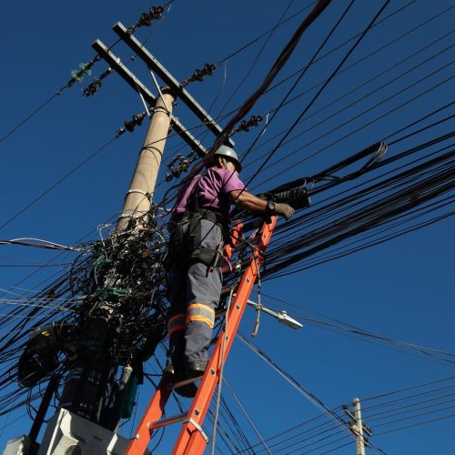 Operação remove mais de 1 km de cabos irregulares e reforça segurança no Centro de Cuiabá