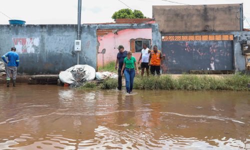 Várzea Grande decreta emergência após chuvas e alagamentos atingirem o bairro Joaquim Curvo