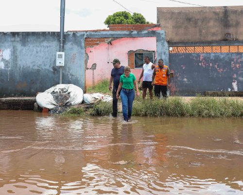 Várzea Grande decreta emergência após chuvas e alagamentos atingirem o bairro Joaquim Curvo