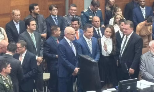 Mauro Mendes deixa governo para disputar o Senado e transmite cargo a Pivetta em cerimônia na Assembleia