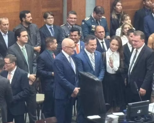 Mauro Mendes deixa governo para disputar o Senado e transmite cargo a Pivetta em cerimônia na Assembleia