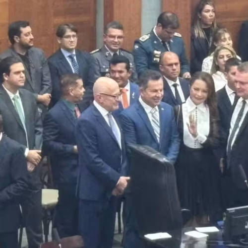 Mauro Mendes deixa governo para disputar o Senado e transmite cargo a Pivetta em cerimônia na Assembleia