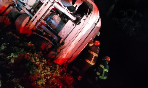 Carreta tomba na BR-163 e motorista fica preso às ferragens na Serra do Cachimbo