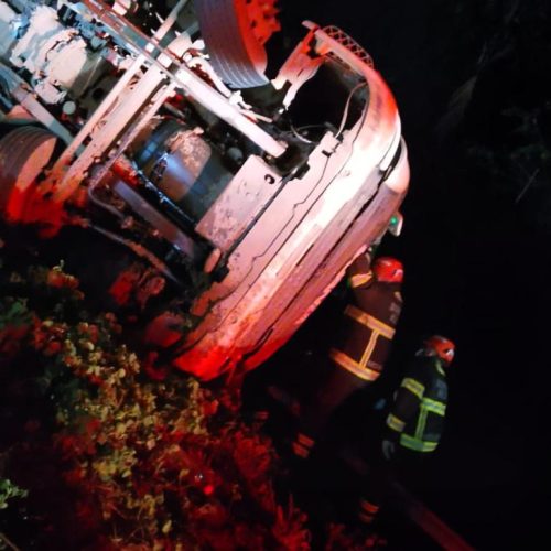 Carreta tomba na BR-163 e motorista fica preso às ferragens na Serra do Cachimbo