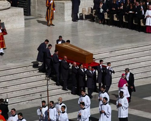 Papa Francisco é sepultado em cerimônia histórica em Roma