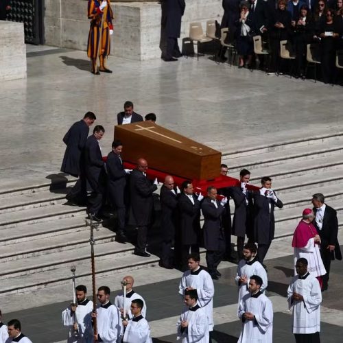 Papa Francisco é sepultado em cerimônia histórica em Roma