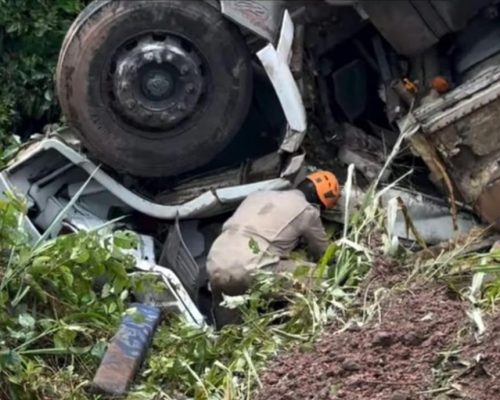 Corpo de Bombeiros resgata vitima presa às ferragens de caminhão após acidente na BR-174