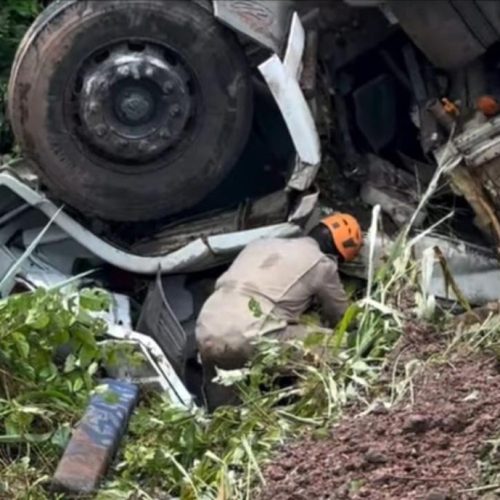 Corpo de Bombeiros resgata vitima presa às ferragens de caminhão após acidente na BR-174
