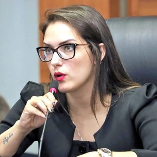 Janaina Riva denuncia machismo em ataques políticos e desafia secretário: “Não tenho medo de homem nenhum”
