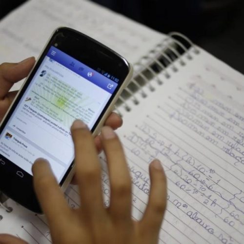 Várzea Grande sanciona lei que proíbe celulares nas escolas municipais para garantir foco e melhorar aprendizado