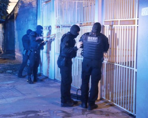 Operação Codinome Fantasma prende 37 pessoas, apreende drogas, armas e bloqueia contas vinculadas à facção