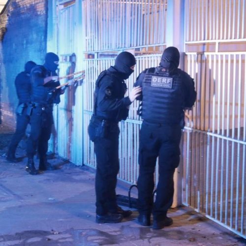 Operação Codinome Fantasma prende 37 pessoas, apreende drogas, armas e bloqueia contas vinculadas à facção