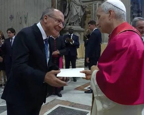 Alckmin entrega ao Papa convite para visitar o Brasil durante a COP30