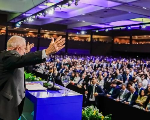 Clima hostil: Lula é vaiado por prefeitos em evento nacional e se defende em tom de desabafo
