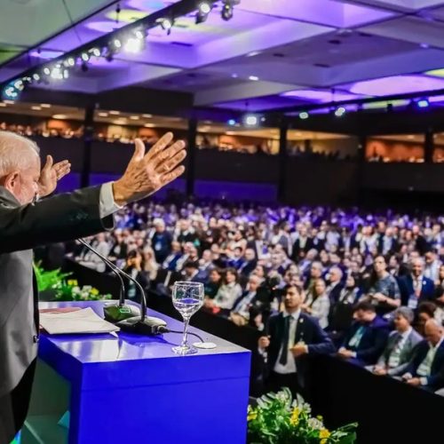 Clima hostil: Lula é vaiado por prefeitos em evento nacional e se defende em tom de desabafo