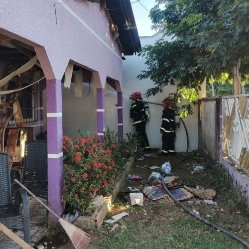 Corpo de Bombeiros combate incêndio em residência em Alta Floresta