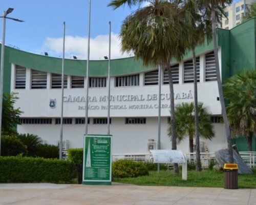 Barulho e risadas no plenário da Câmara de Cuiabá interrompem entrevista da vereadora Samantha Iris e expõem desorganização