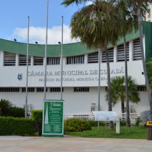 Barulho e risadas no plenário da Câmara de Cuiabá interrompem entrevista da vereadora Samantha Iris e expõem desorganização