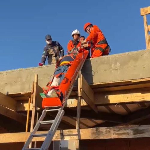 Corpo de Bombeiros resgata vítima de queda de 3 metros usando escada prolongável