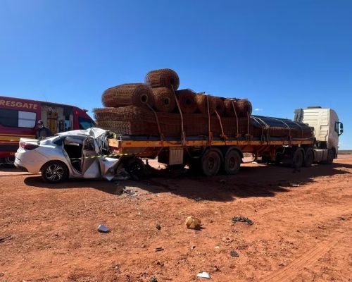 Motorista morre após colisão com carreta parada no acostamento em rodovia de MT