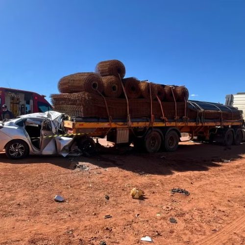 Motorista morre após colisão com carreta parada no acostamento em rodovia de MT