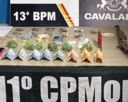 Cavalaria da PM prende três faccionados com 49 porções de entorpecentes, armas e munições