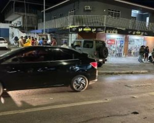 Entregador perde perna em acidente grave ao bater em carro e atingir pedestre em Cuiabá