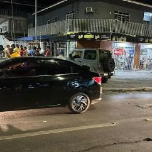 Entregador perde perna em acidente grave ao bater em carro e atingir pedestre em Cuiabá