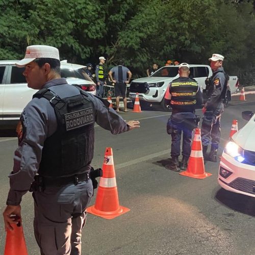 Operação Lei Seca resulta na prisão de dois condutores embriagados e remoção de 16 veículos