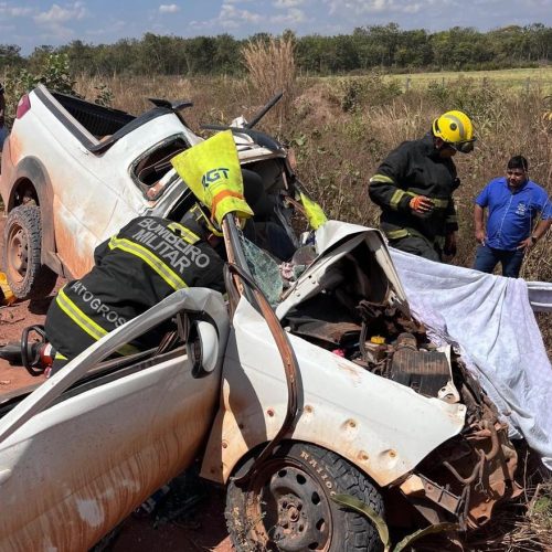 Bombeiros retiram vítima presa às ferragens de veículo após grave acidente na MT-473