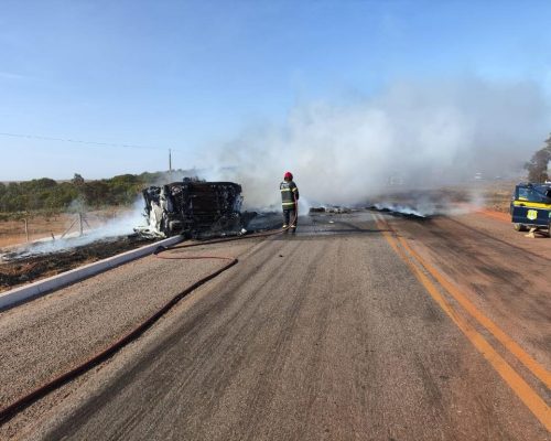 Bombeiros combatem incêndio em carreta tombada na rodovia BR-070
