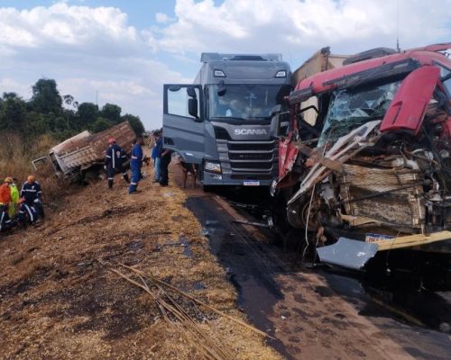 Colisão entre quatro caminhões deixa um homem ferido em Primavera do Leste