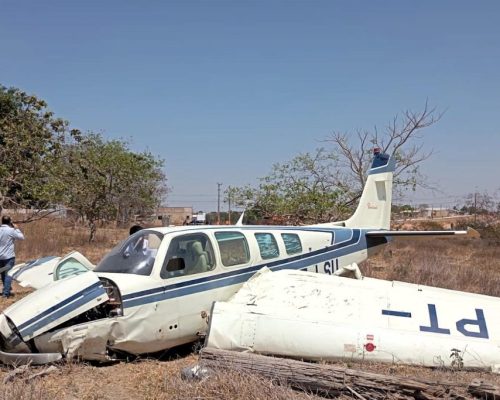 Avião de pequeno porte cai em pista do aeródromo municipal