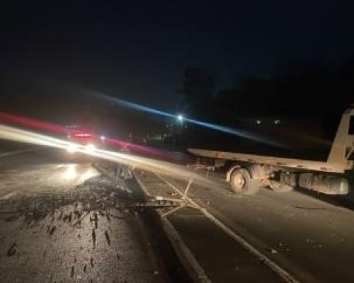 Motorista derruba poste e foge deixando carro em avenida