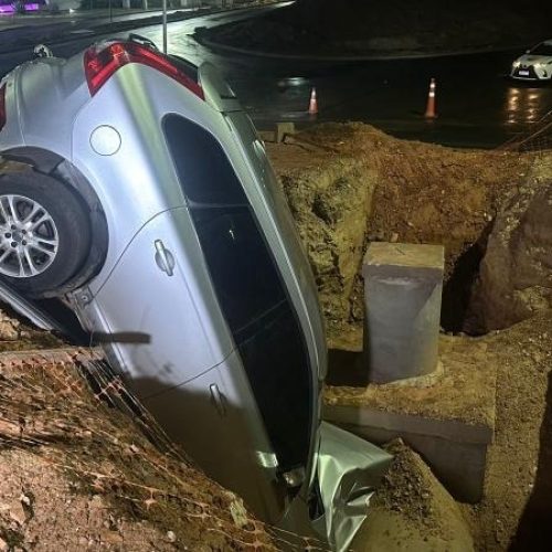 Ruas esburacadas e obras expõem motoristas ao perigo em Cuiabá: mulher perde controle e cai em vala no Centro Político