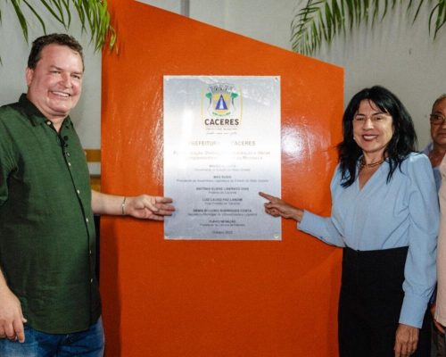 Presidente da ALMT, Max Russi, entrega pavimentação histórica da Rua da Membeca em Cáceres