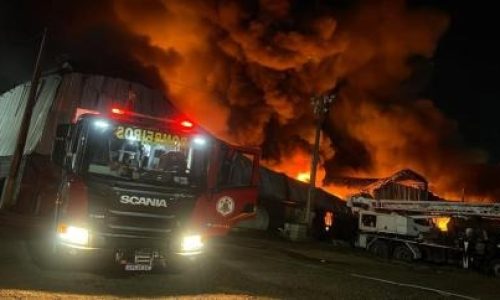 Incêndio de grandes proporções destrói empresa de reciclagem em Cuiabá