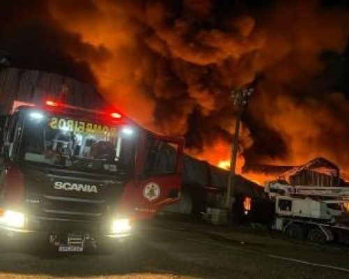 Incêndio de grandes proporções destrói empresa de reciclagem em Cuiabá