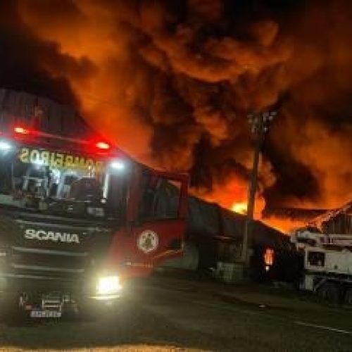 Incêndio de grandes proporções destrói empresa de reciclagem em Cuiabá